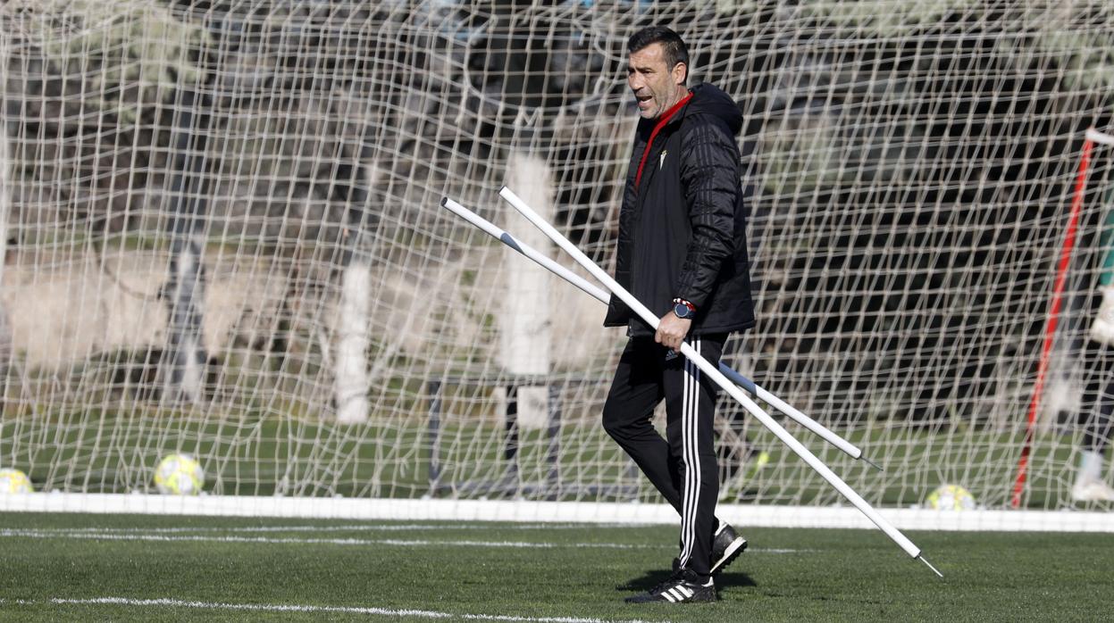 El entrenador del Córdoba Raúl Agné, en el entrenamiento del miércoles