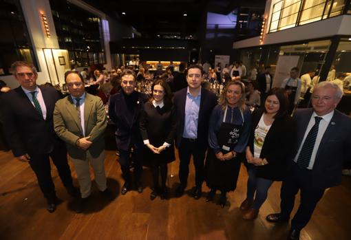 El presidente de Hostecor junto a Isabel Albás en la actividad promocional con los chef cordobeses en Fitur