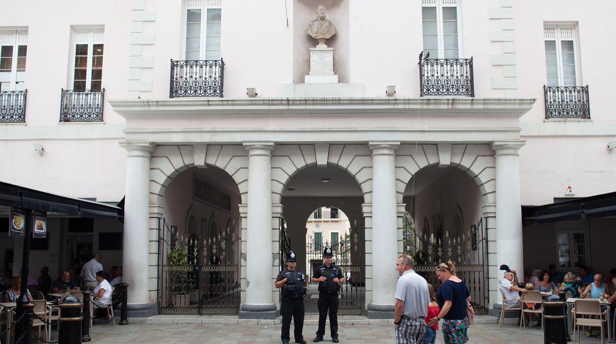 En el centro, dos agentes de la Policía de Gibraltar, en una imagen de archivo