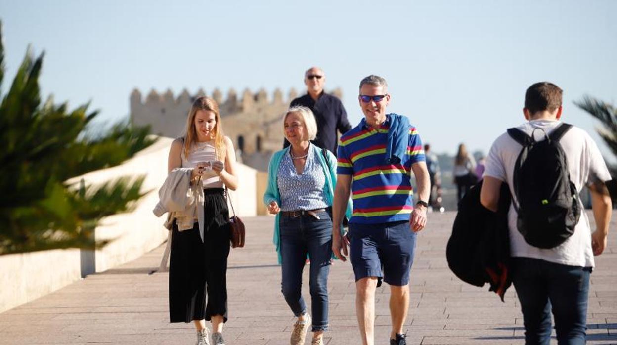 Turistas paseando con buen tiempo la semana pasada en Córdoba