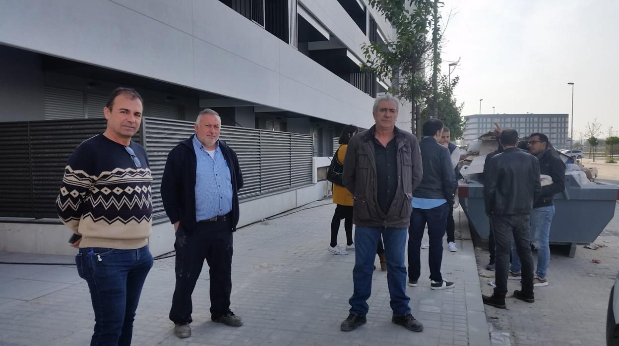 Los proveedores a las puertas del residencial poniente ayer, en segundo término los compradores de las viviendas