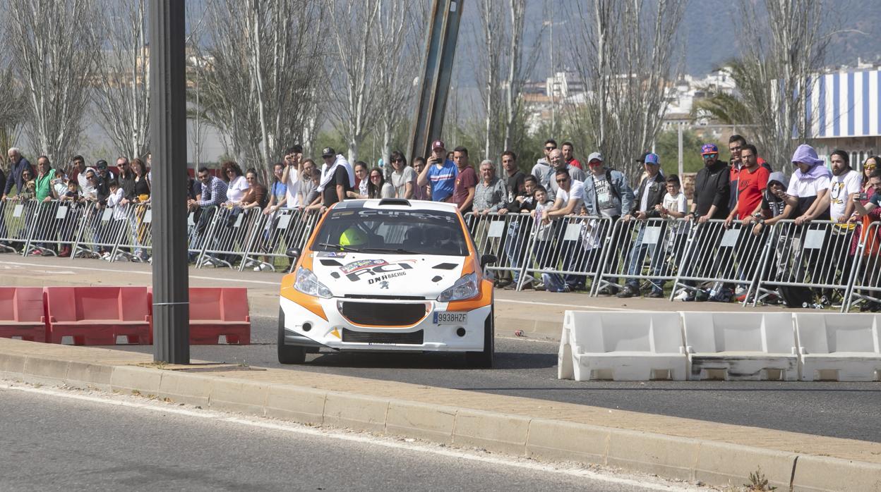 Un piloto en el tramo urbano del Rallye Sierra Morena en la última edición