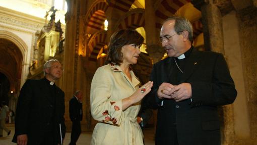 Carmen Calvo, entonces ministra de Cultura, con Juan José Asenjo, obispo de Córdoba en 2006