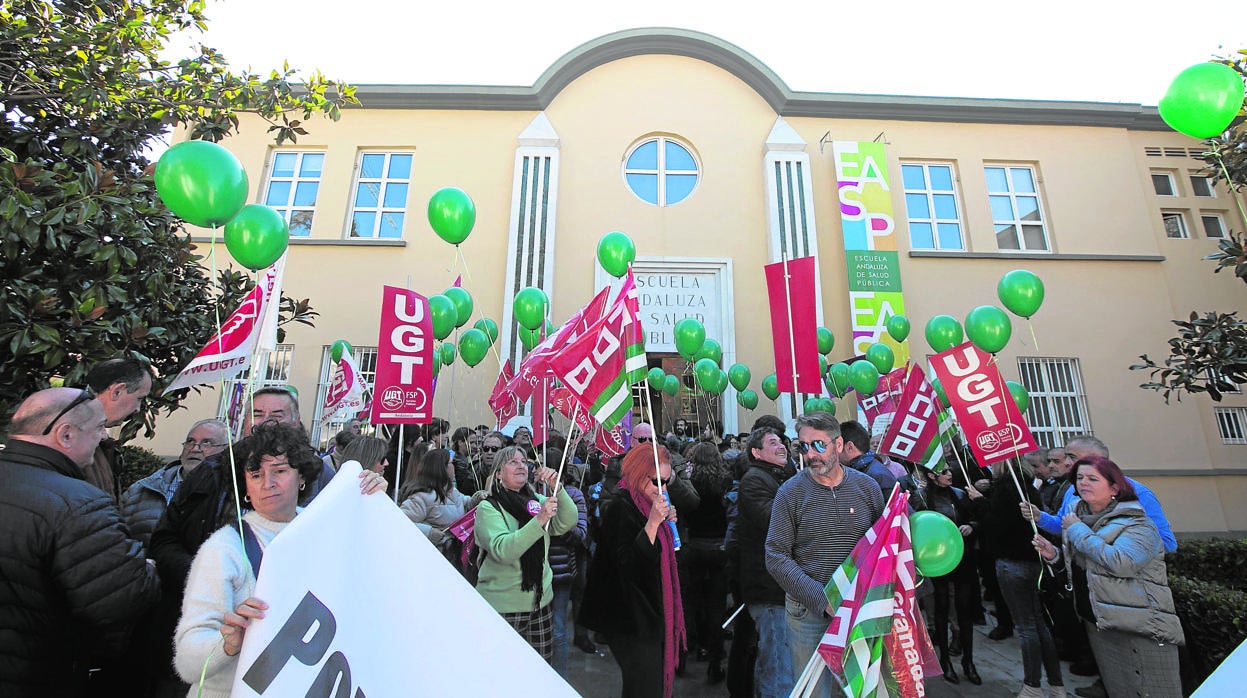 Los trabajadores de la Escuela Andaluza Salud Pública, el pasado jueves, durante una protesta.