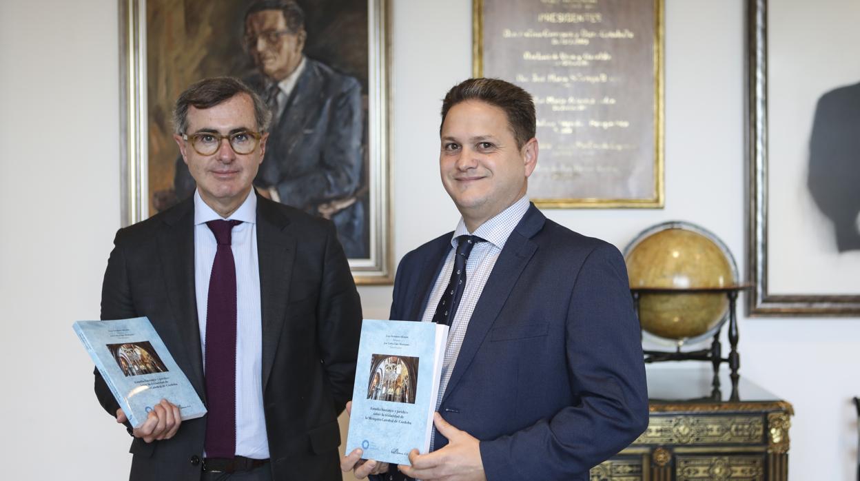 Los autores, con su libro sobre la titularidad de la Mezquita-Catedral de Córdoba