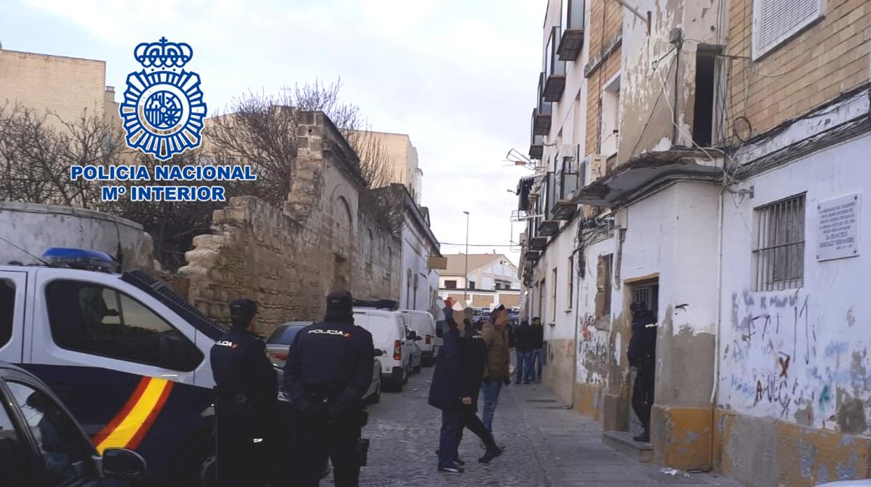 Actuación de efectivos policiales en uno de los barrios con mayor índice de delincuencia de Jerez