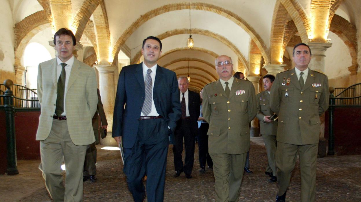 El presidente de Córdoba Ecuetre, Rafael Blanco junto a miembros del Ejército en Caballerizas