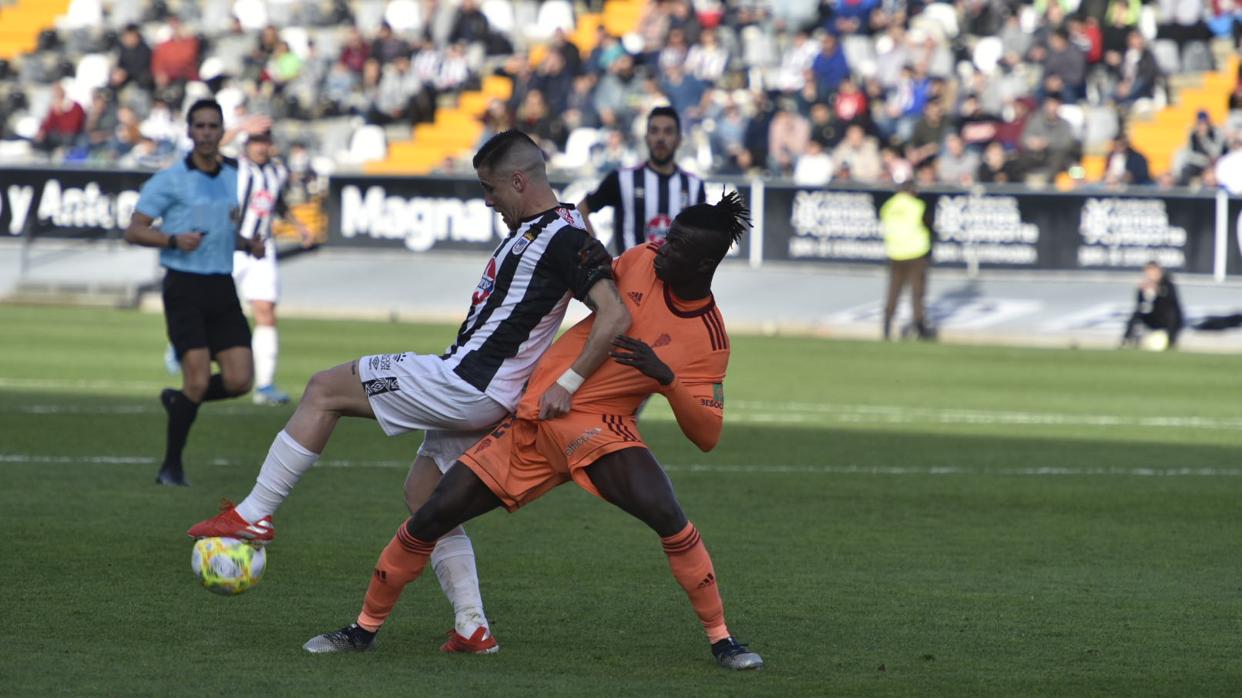 Djetei, autor del gol del Córdoba, en una acción del choque ante el Badajoz de la primera vuelta