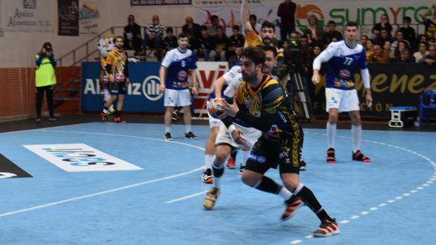 El Ángel Ximenez Avia Puente Genil remonta a última hora a un correoso Benidorm (31-30)