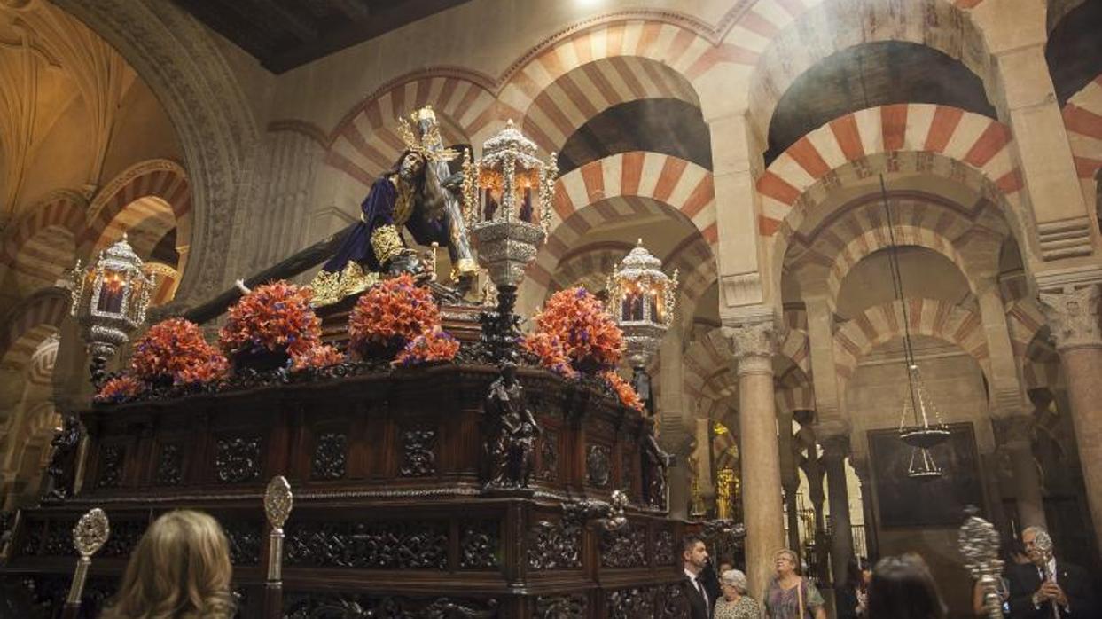 La hermandad del Caído en la Catedral en 2015