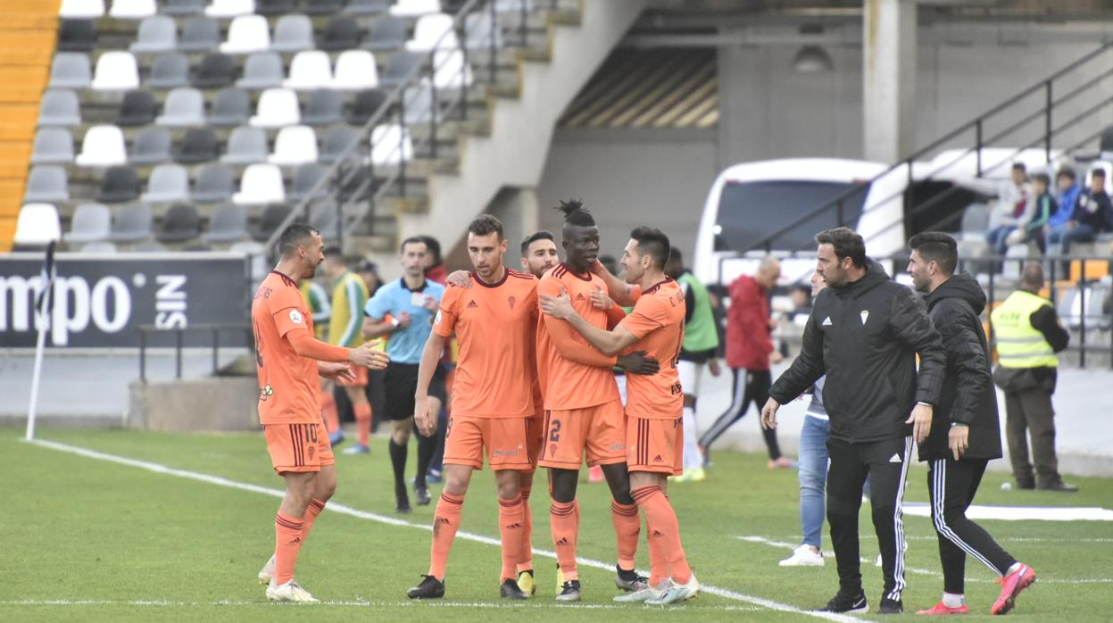 Los jugadores del Córdoba CF celebran el 0-1 en Badajoz