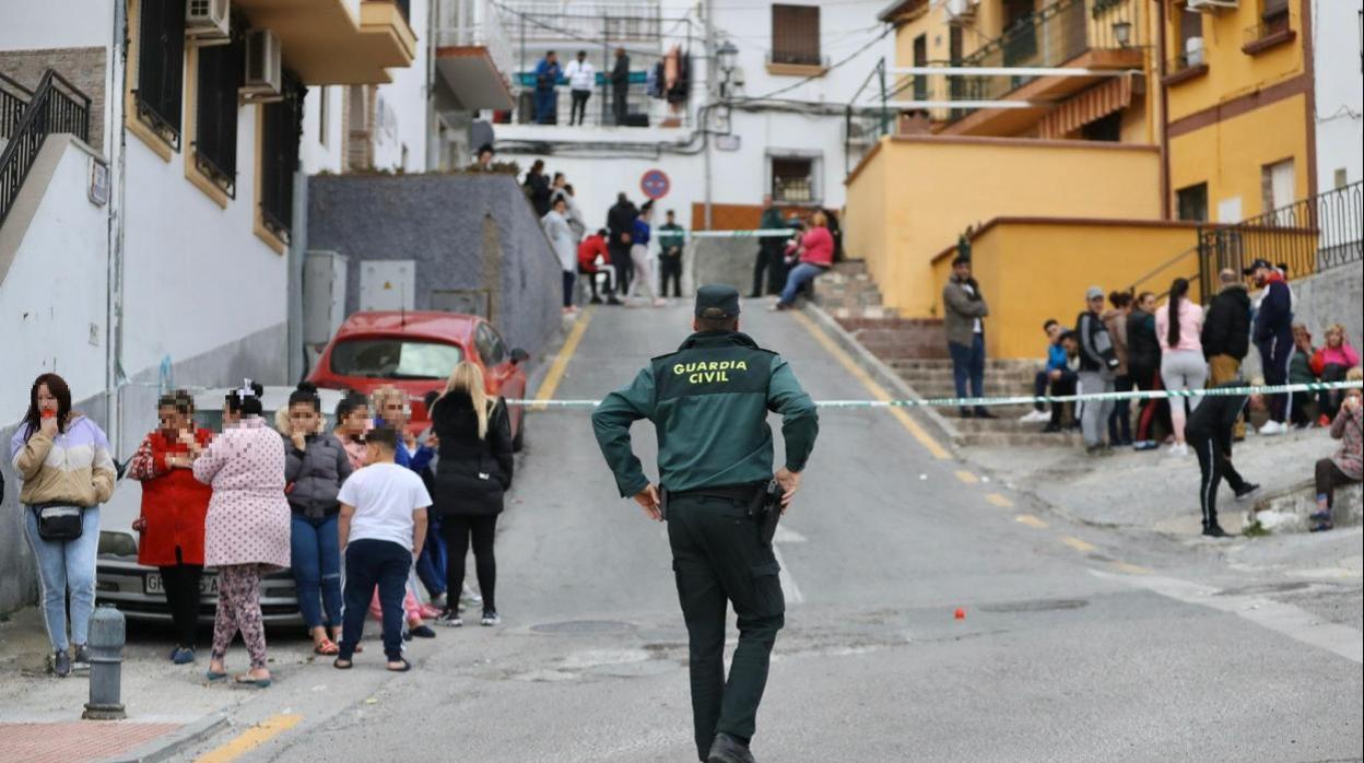 Un Guardia Civil por las calles de Pinos Puente