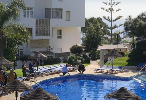 Los peritos haciendo comprobaciones en la piscina donde murieron las tres personas