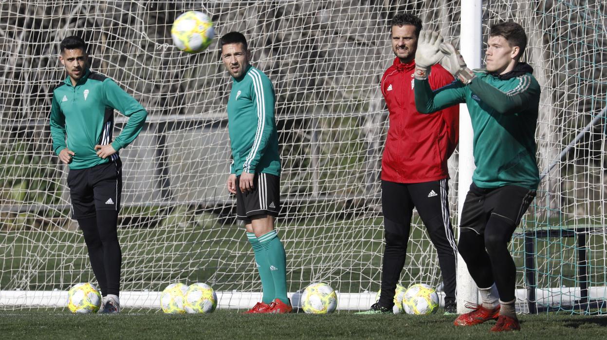 Becerra, uno de los fijos del Córdoba CF, detiene un balón