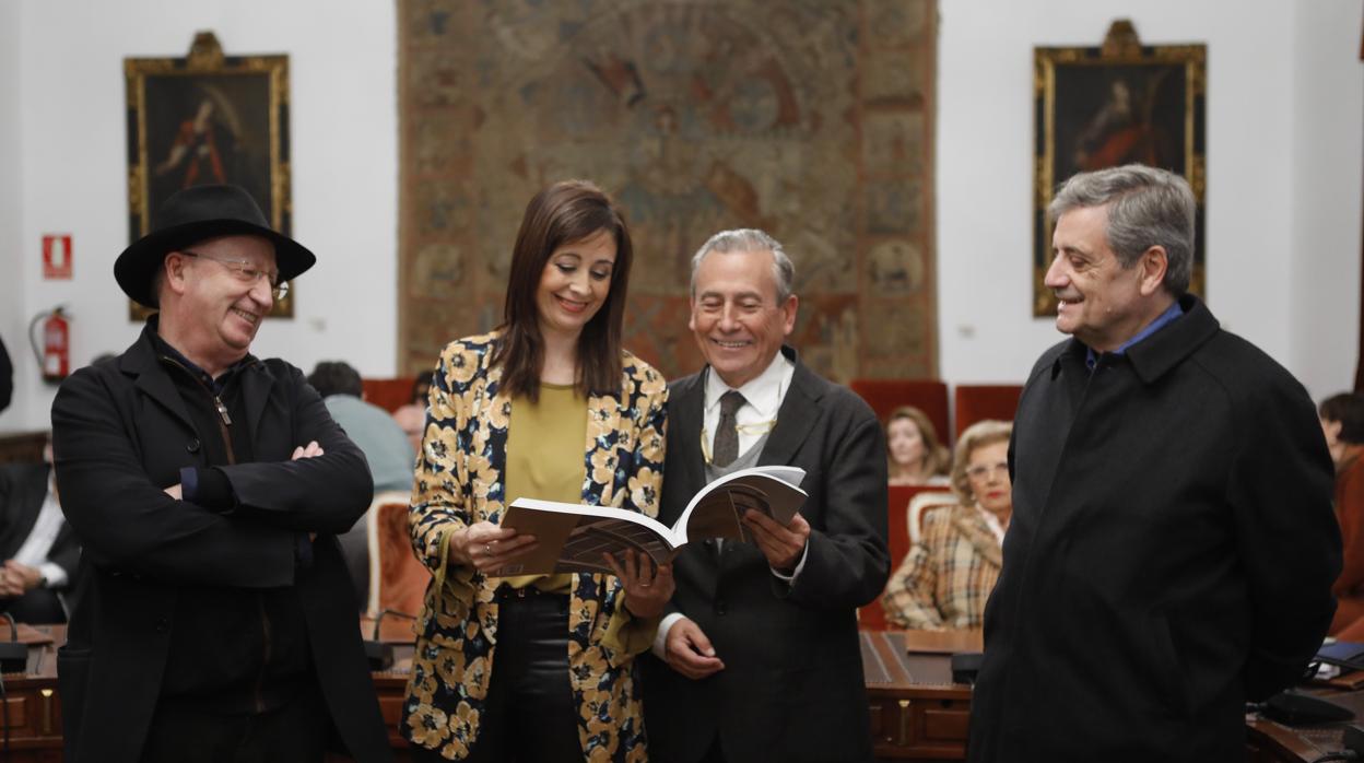 Francisco Daroca, en el centro, con el libro que ha dedicado a Rafael de La-Hoz