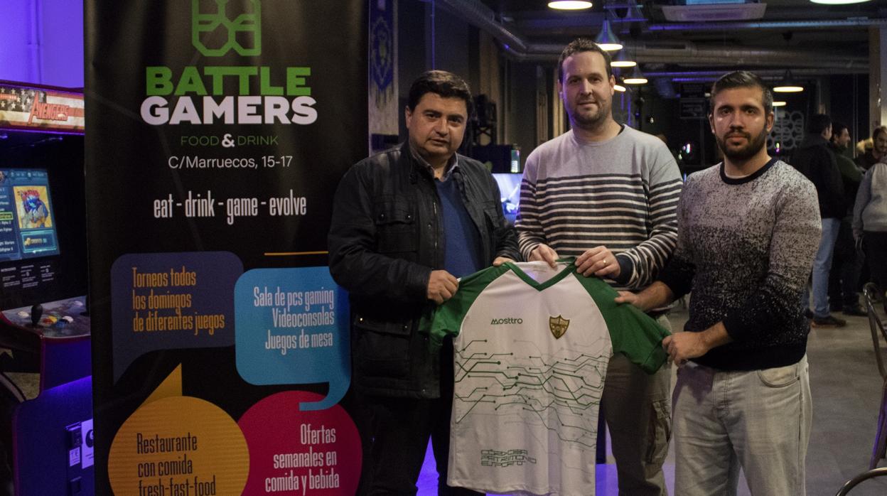 El presidente del Córdoba Patrimonio, García Román, junto a los jugadores del club en eSport