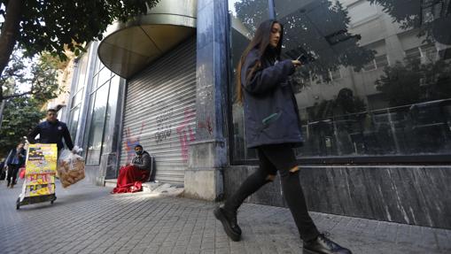 Una joven, ayer pasando por delante del antiguo edificio de C&amp;A, que será un Aldi