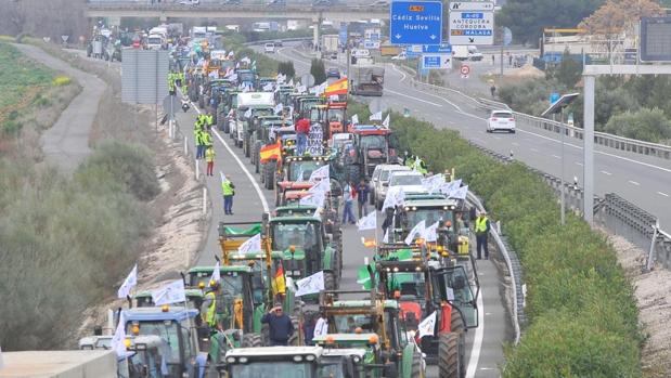 El campo traslada a Málaga sus reivindicaciones y los agricultores cortan la A-92