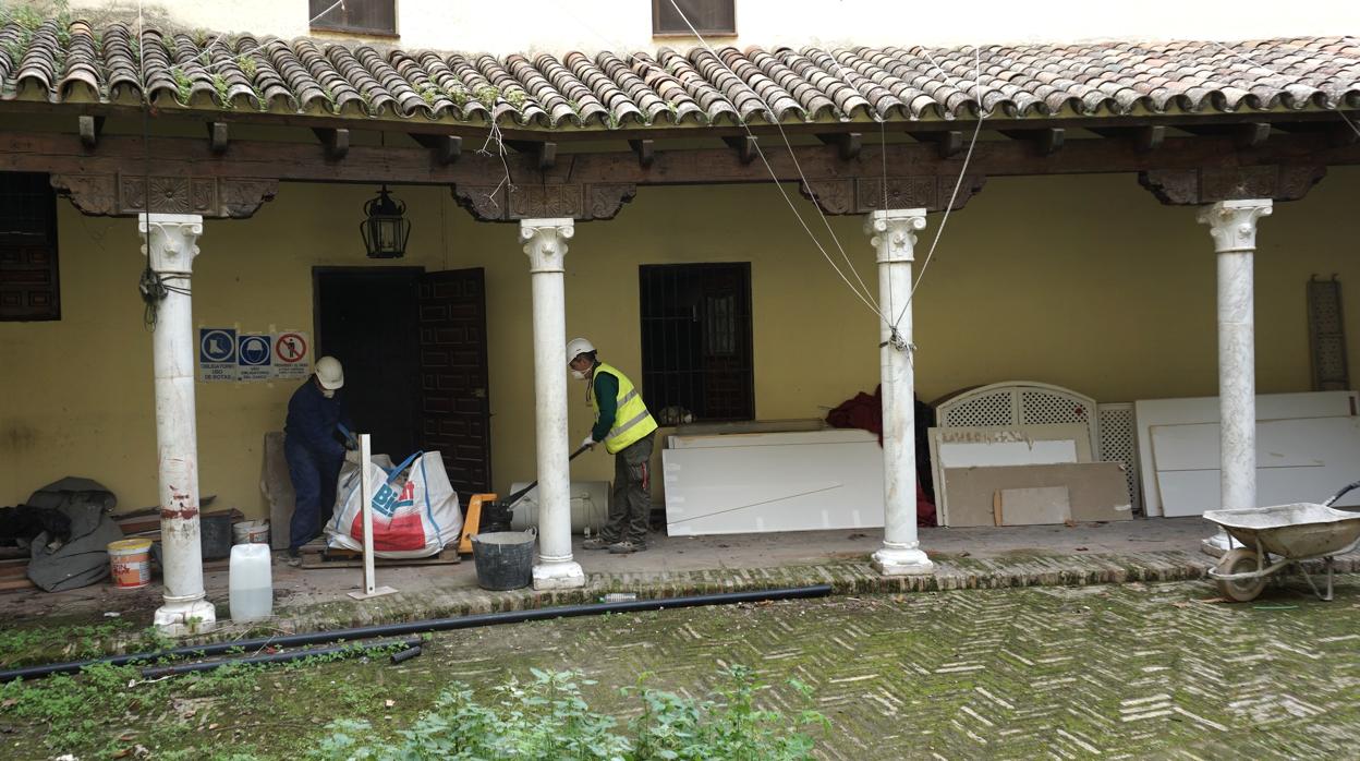 Trabajadores interviniendo en la segunda fase de las obras del Palacio de Congresos de Córdoba