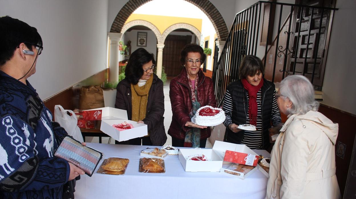 Voluntarias venden los dulces y tartas de las monjas de clausura de Aguilar de la Frontera