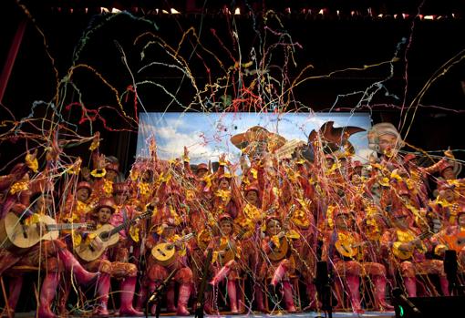 Imagen de un coro en el Concurso de Agrupaciones del Carnaval de Cádiz en el Falla