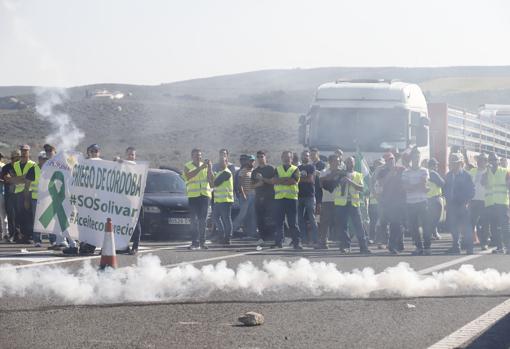 La Guardia Civil disuelve a los agricultores que cortaban el tráfico en Lucena para pedir precios dignos