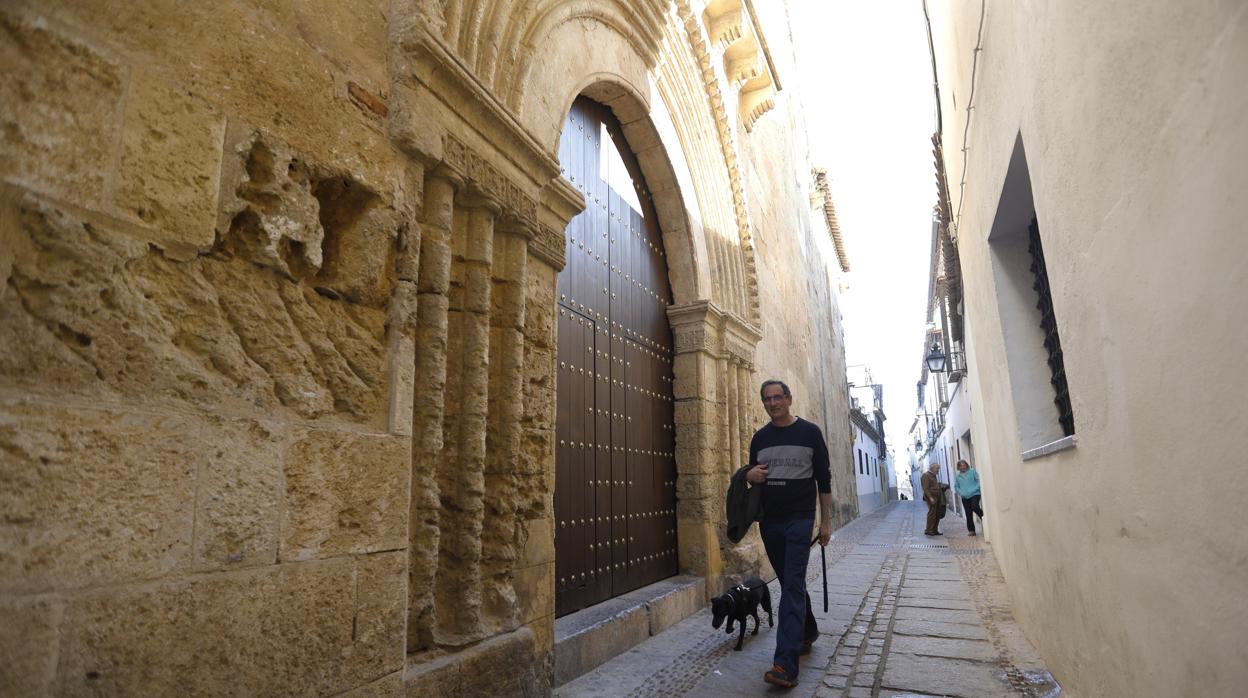 Fachada principal de Santiago en la calle Ronquillo Briceño