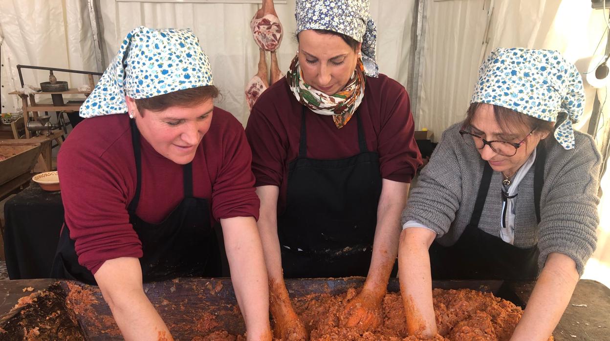 Elaboración del molondroso en la Fiesta de la Matanza de Villanueva de Córdoba