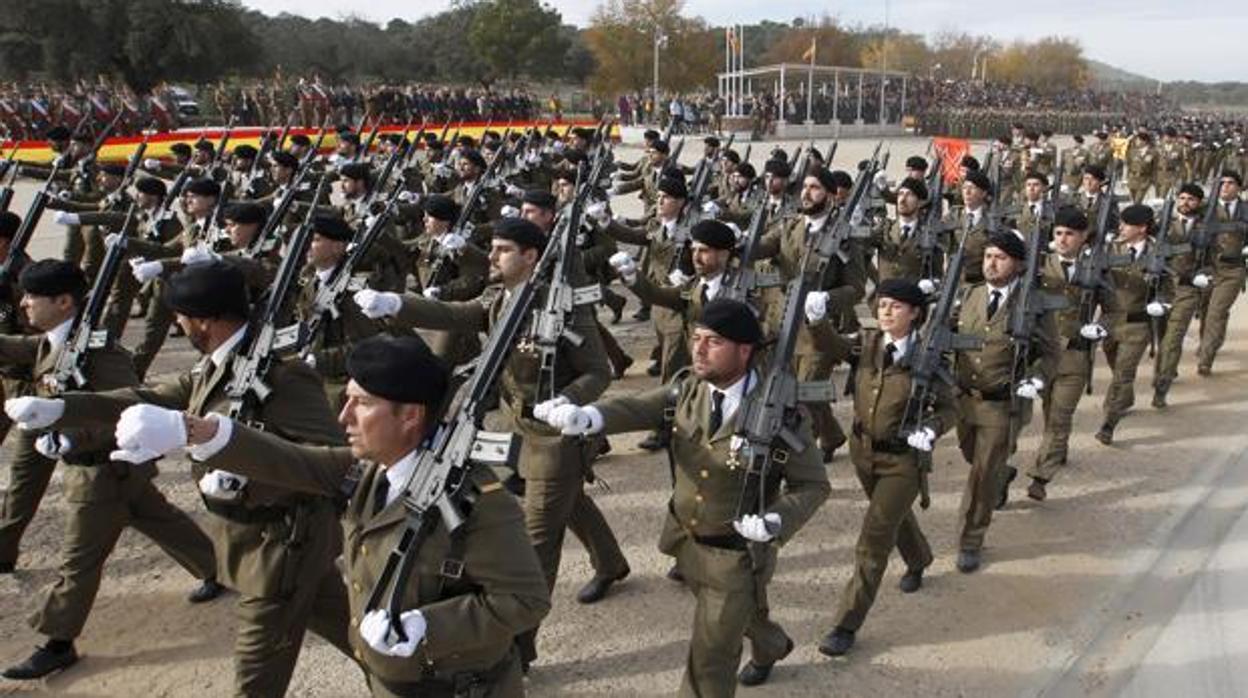 Militares de Cerro Muriano durante un desfile