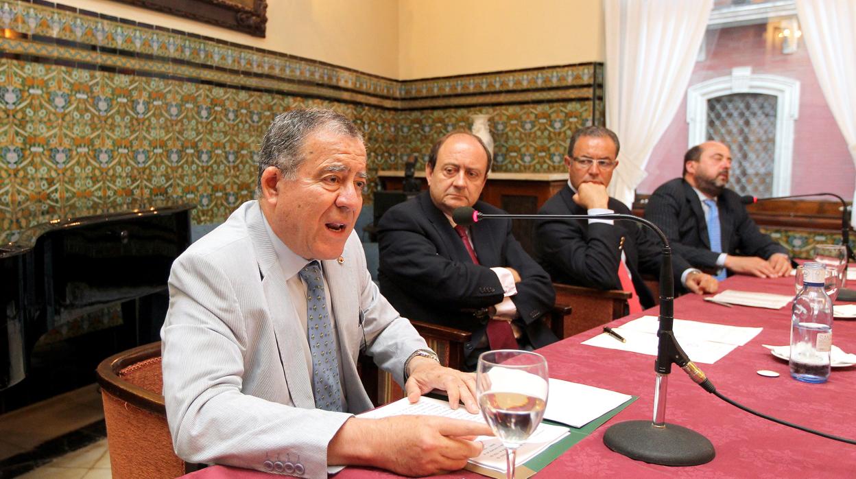 Imagen del profesor Enrique Aguilar pronunciando una conferencia en el Círculo de la Amistad