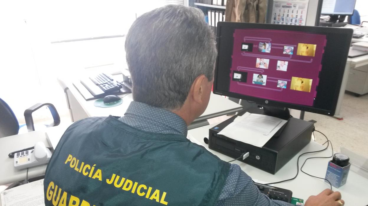 Un agente de la Policía Judicial de la Guardia Civil revisa documentación