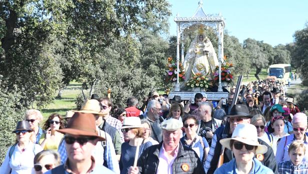 Miles de romeros llenan de fervor la dehesa en el traslado de la Virgen de Luna a Pozoblanco