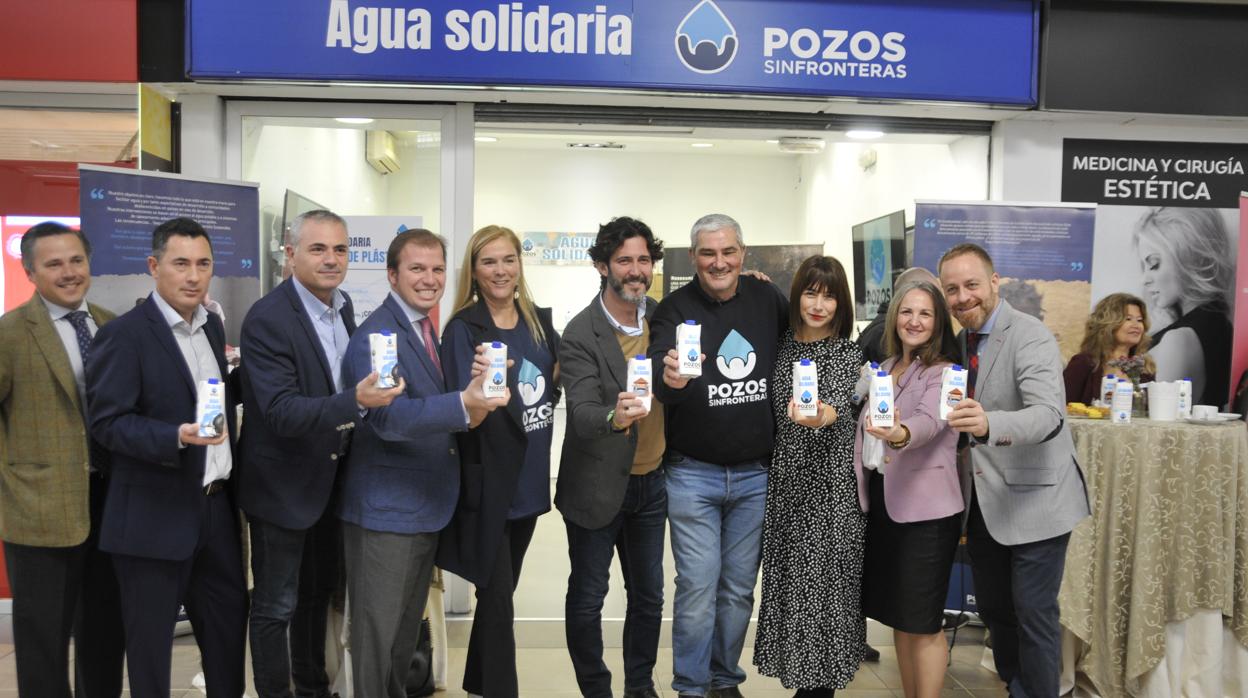 Representantes de la ONG, el Ayuntamiento de Málaga, la Diputación Provincial y la Fundación La Caixa durante la inauguración de la tienda