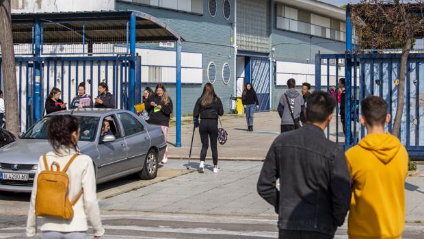 Un grupo de menores de 15 años atemoriza a un instituto en Huelva