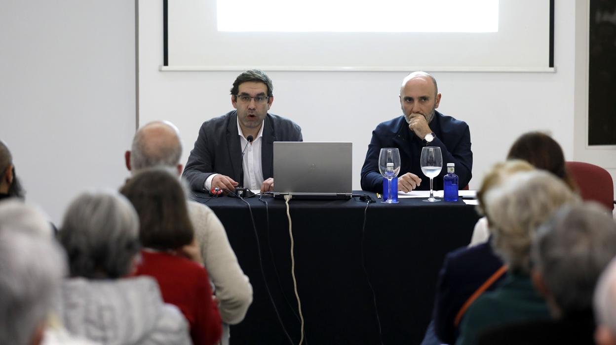 Raimundo Ortiz y Sebastián Herrero, durante su intervención en el Colegio de Arquitectos de Córdoba