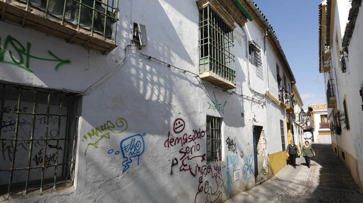 Dos personas pasean por la calle Santa Marta