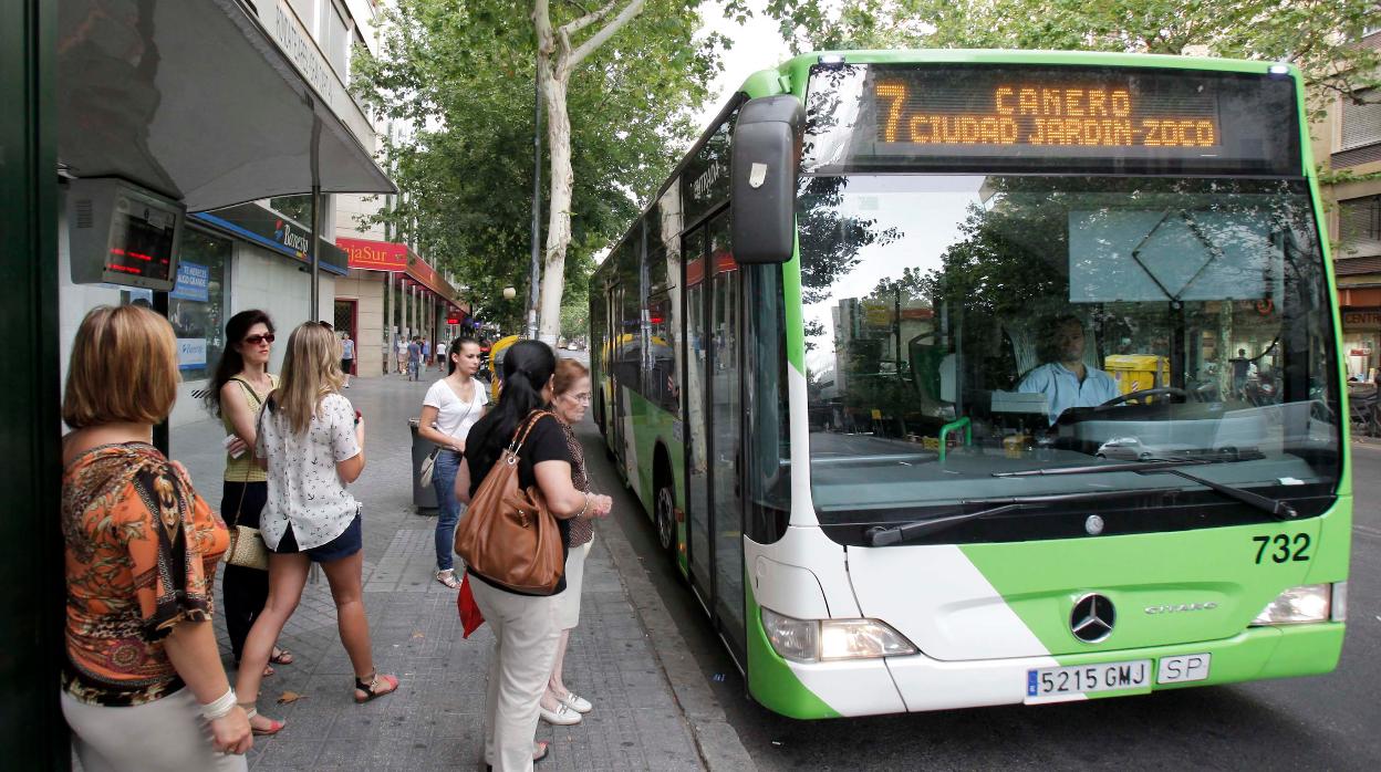 Pasajeros a las puertas de un autobús de la línea 7