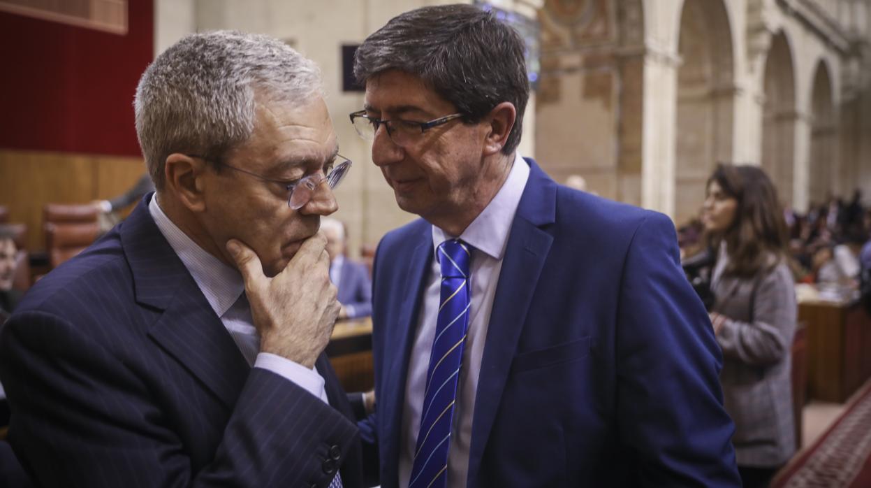 El consejero de Economía, Conocimiento, Empresas y Universidad de la Junta de Andalucía, Rogelio Velasco, junto a Juan Marín en el último pleno del Parlamento andaluz