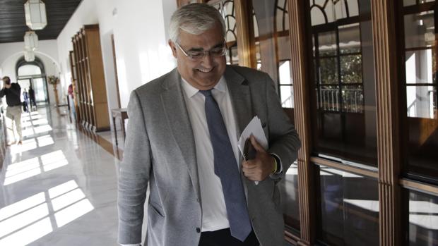 Un juzgado de Sevilla investiga a Chaves por dar «plantón» a la comisión de investigación de la Faffe