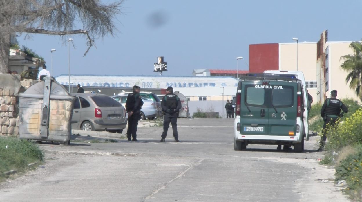 Agentes de la Guardia Civil en la macrorredada en Juan Rejano