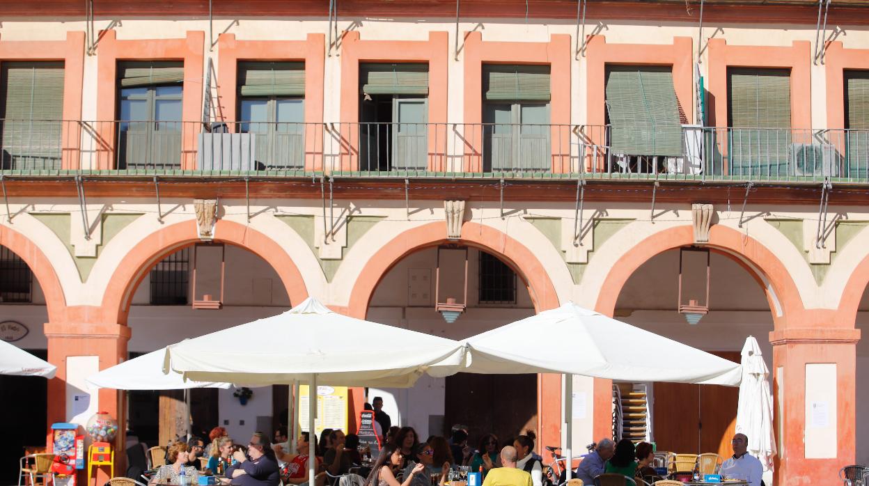 Mesas de un bar en la Corredera