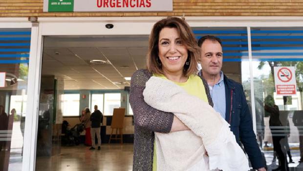 Susana Díaz presenta a su nueva hija a la salida del hospital Virgen del Rocío de Sevilla