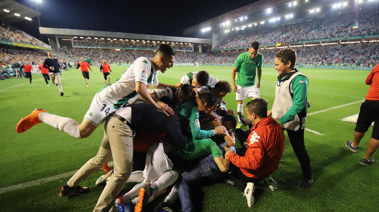 Los jugadores del Córdoba celebran el gol de Aguado