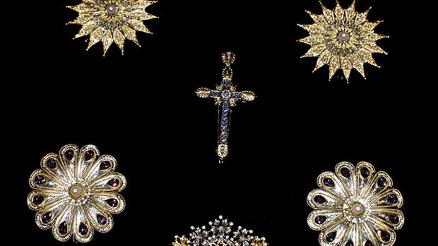 La Misericordia de Córdoba recibe un valioso joyero pectoral para la Virgen de las Lágrimas