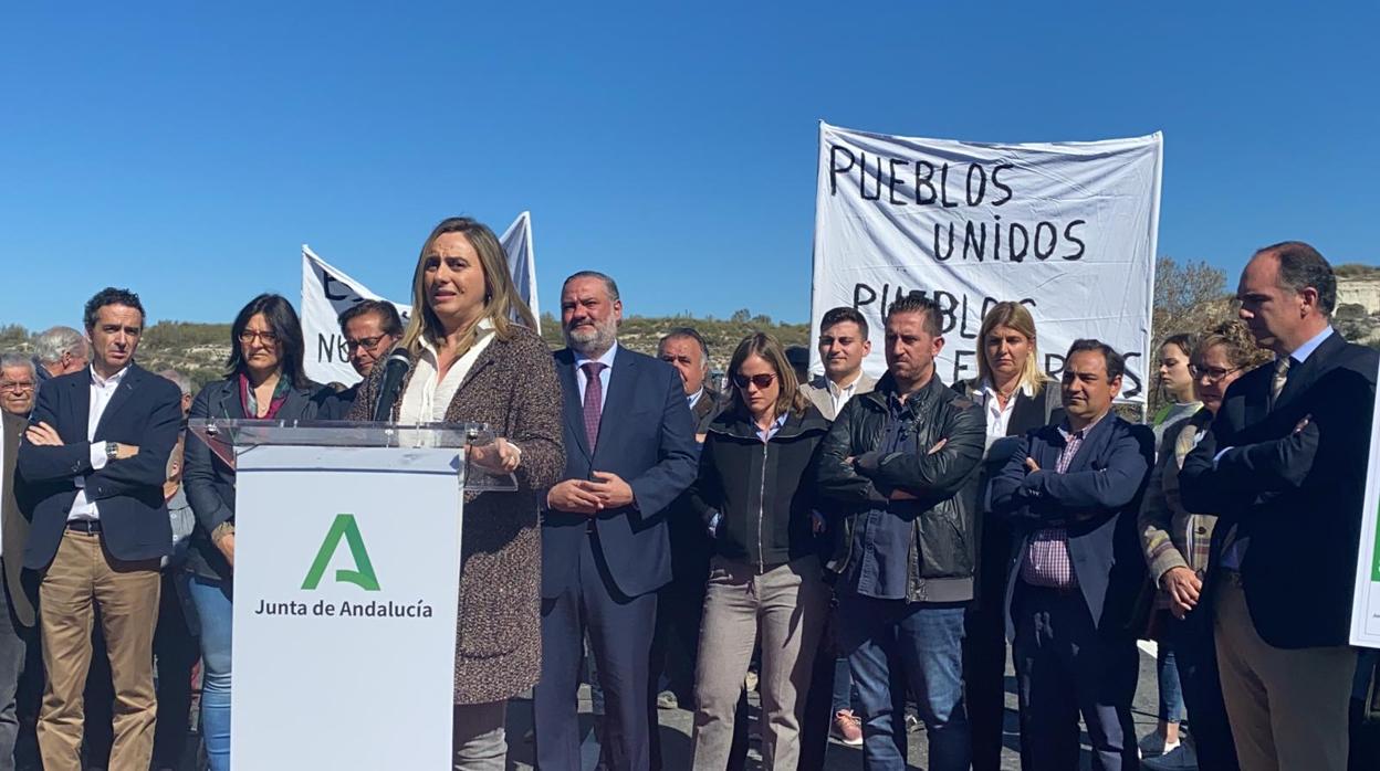 La consejera de Fomento, Marifrán Carazo, durante la inauguración del puente, en Granada.