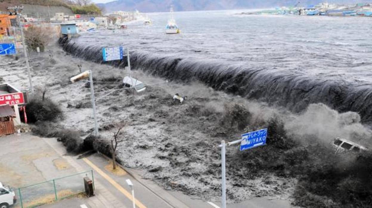 Imagen de archivo de un tsunami golpeando las costas de Japón