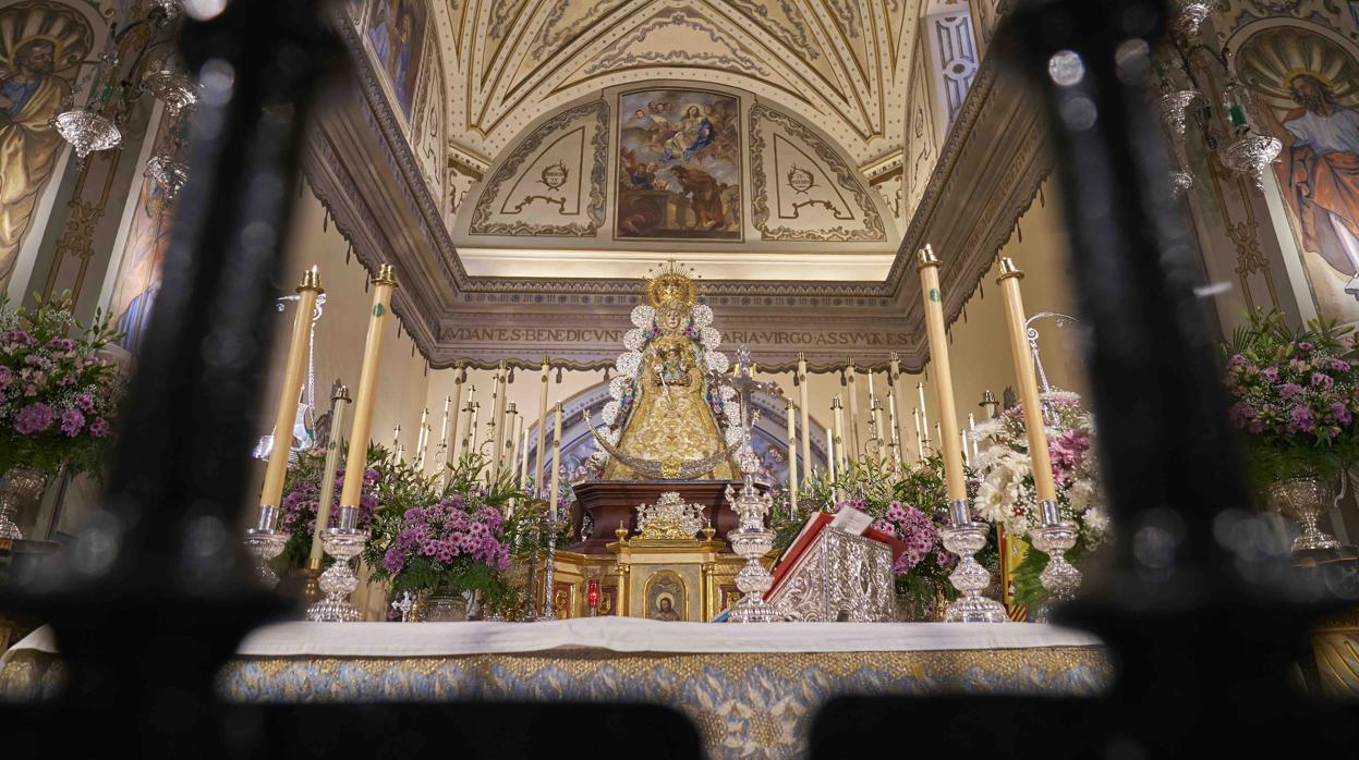 La Virgen del Rocío en el altar de la Parroquia de la Asunción