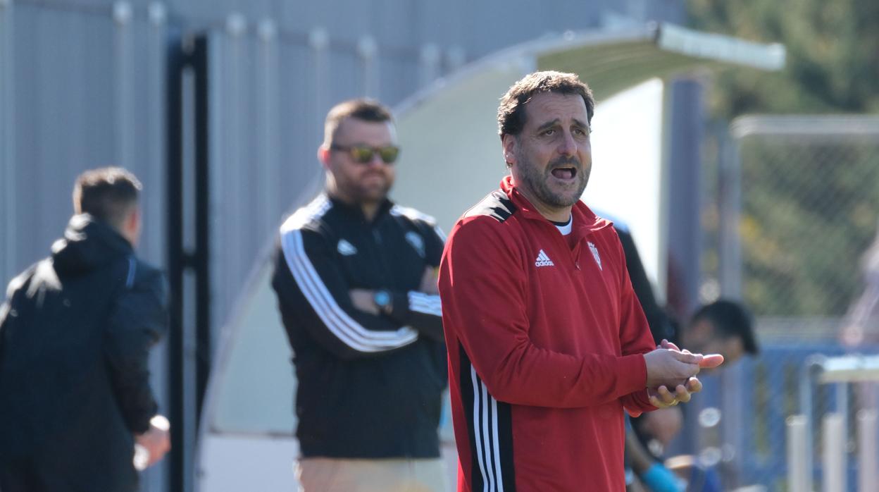 El técnico del Córdoba CF, Raúl Agné, en la grada, de la Ciudad Deportiva del Cádiz