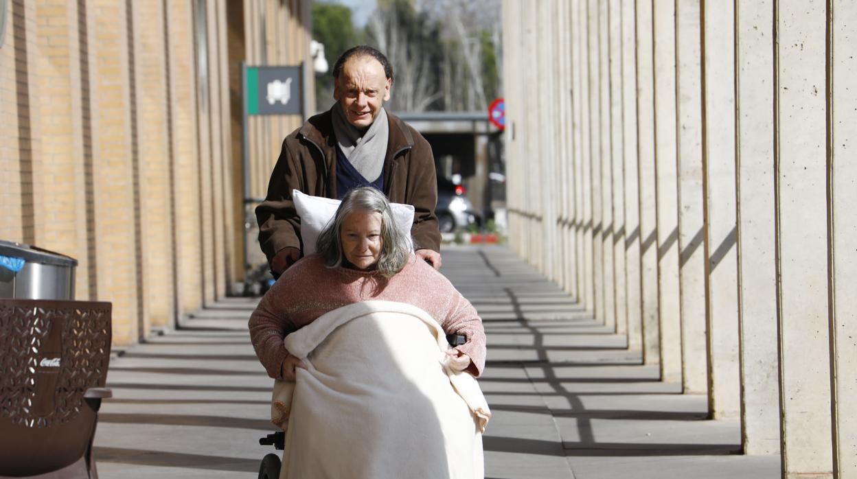 Mario González empuja la silla de su madre, Mercedes Valenzuela, junto a la estación