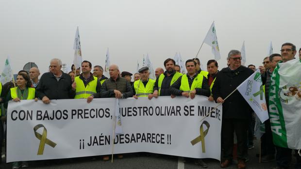 Los 97 municipios de Jaén secundan este lunes el paro convocado en protesta por el bajo precio del aceite